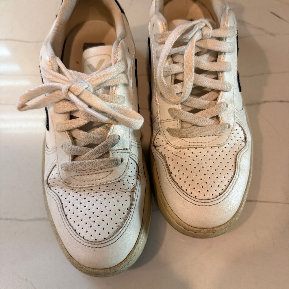 Veja white and black sneakers - Picture 3 of 5